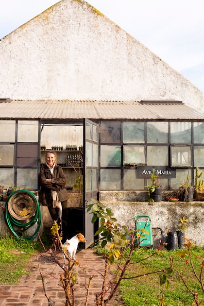 La dueña de casa, siempre trabajando para hacer que el parque se luzca.