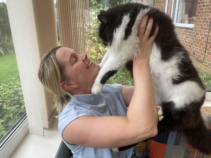 La dueña de Ted y su familia experimentaron un estallido de emociones al ver a su gato vivo tras ser supuestamente cremado