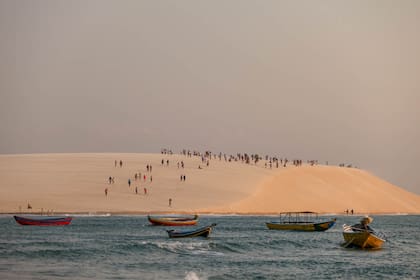 La duna Por-do-Sol es uno de los hitos de Jericoacoara y el lugar para ver el atardecer