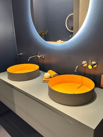 La dupla azul profundo y amarillo vibrante crea un contraste audaz que transforma el baño en un espacio moderno y lleno de energía.