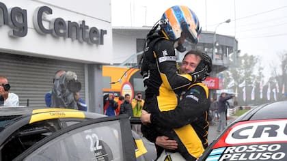El emocionado abrazo entre Christian Ledesma y Emiliano Spataro, ganadores de los 200 Kilómetros de Buenos Aires en 2017; el equipo que lideraba Sergio Poltze reconstruyó el auto, después del accidente que protagonizaran el viernes durante el entrenamiento, y se consagraron el domingo en una épica carrera