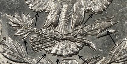 La duplicación es particularmente visible en las plumas de la cola del águila heráldica del reverso