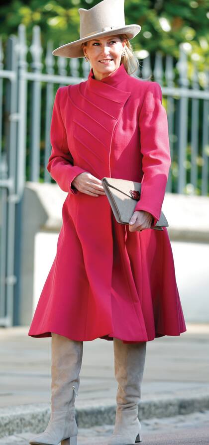 La duquesa de Edimburgo, con coatdress de Catherine Walker, sombrero de copa alta Philip Treacy y botas de gamuza.