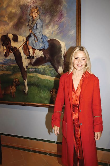 La duquesa de Montoro fue la curadora de la muestra de doscientos objetos (entre cartas, ropa, joyas, mobiliario y obras de arte, como el retrato de la foto en la que que se ve a la duquesa de niña montada en su caballo tobiano) que reflejan momentos de la vida de la duquesa de Alba. Para la inauguración de la exhibición, el 4 de marzo pasado, Eugenia lució un vestido camisero de seda naranja que perteneció a su madre