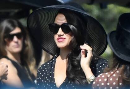 La duquesa de Sussex lucía espectacular con un sombrero negro de ala ancha