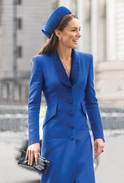 la duquesa llevó un abrigo-vestido de color azul firmado por Catherine Walker, una de sus diseñadoras de confianza, al que sumó stilettos de Rupert Sanderson y tocado tipo pillbox de Lock & Co. El toque final lo dieron sus alhajas: un set de diamantes y zafiros, que perteneció a su
suegra, Diana de Gales, a juego con su anillo de compromiso.