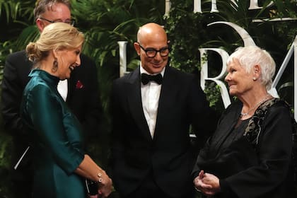 La duquesa Sofía de Edimburgo conversa con
los actores Stanley Tucci y Judi Dench