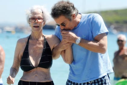 La duquesa y su tercer marido, en uno de sus primeros viajes a Ibiza luego de su casamiento.