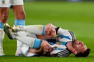 La dura patada que recibió Messi y paralizó al Monumental por unos segundos