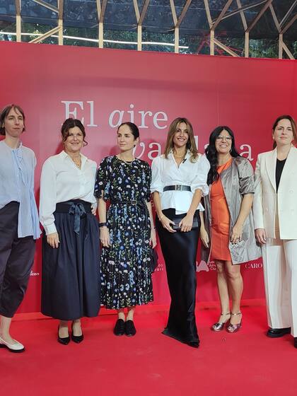 La duradora de la exhibición Sofía Dourron, Garbriela Ricardes, Carolina Herrera, María Belén Ludueña, Teresa Riccardi, directora del Museo de Artes Plásticas Eduardo Sívori y Helena Ferronato, de Museos de la Ciudad de Buenos Aires