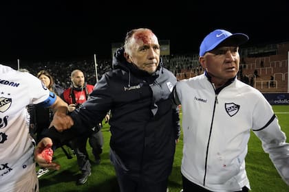 La durísima imagen del jefe de seguridad de Quilmes, con la cabeza ensangrentada por el impacto de un proyectil arrojado por la parcialidad de su propio club