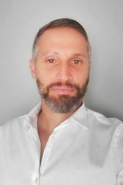 "La eco-ansiedad puede venir acompañada de otras sensaciones negativas, como el miedo por cómo afectará este problema a las generaciones futuras, sentimiento de ira hacia generaciones anteriores por no haber tomado medidas o hacia aquellos que deberían tomar medidas, pero no lo hacen", expresa Adrián Solari, psicólogo y Vicepresidente de la Asociación Argentina de Trastornos de Ansiedad.