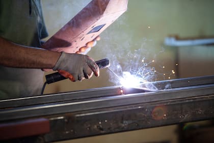 La economía rebotó 5% interanual en mayo, pero tuvo un leve retroceso mensual