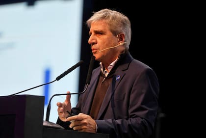 “La economía se va a llevar puesta a la política”, dijo Caputo