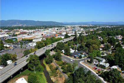 La economía y el empleo en Medford se basa en la agricultura, vinicultura, salud y turismo, tal como indica la IA (Flickr)