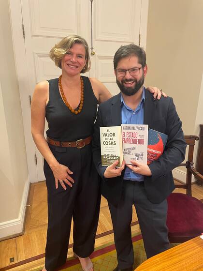 La economista Mariana Mazzucato y el presidente chileno Gabriel Boric