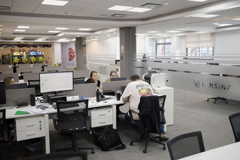 La edad de los empleados ronda entre los 21 y 35 años