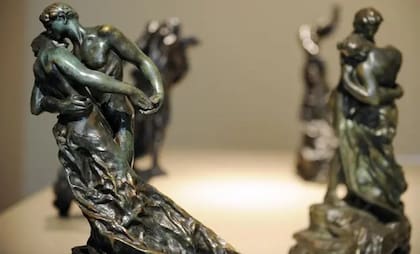 La edad madura, de 1895, fue muy bien recibida y un crítico escribió: "Ya no podemos llamar a Mademoiselle Claudel una estudiante de Rodin; es su rival". Muestra lo que muchos han interpretado como la situación de Claudel con Rodin y Beuret