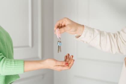 La edad promedio para comprar una vivienda era de 29 años en el 2010, mientras que en la actualidad ese número aumentó a 38 (Canva)