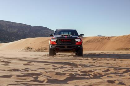 la edición especial Bloodshot Night se distingue por una configuración estética diferenciada que incluye capó y techo pintados en negro