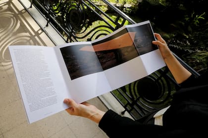 La edición papel del catálogo permite desplegar imágenes de obras previas de Lamothe