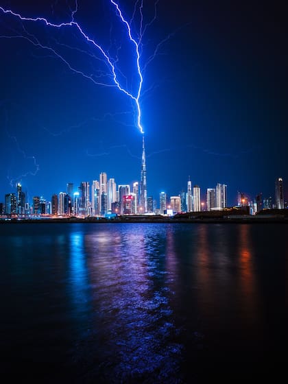 La edificio más alto del mundo fue alcanzada por un rayo durante el fuerte temporal