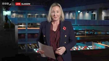 La editora de Tecnología de la BBC, Zoe Kleinman, tuvo que leer sus notas durante una reciente transmisión en vivo.