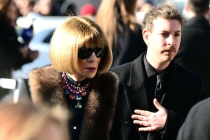La editora especializada en moda Anna Wintour no podía faltar a la cita: a lo largo de su extensa carrera como jefa de redacción de Vogue se cruzó muchas veces con el célebre diseñador. La periodista coronó su atuendo negro con varios collares de piedras de colores y un tapado con solapa de piel