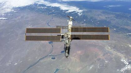 La EEI se ve pasando por encima California.