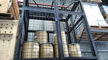 Barriles con efedrina quedaron abandonados durante años en un deposito de Ezeiza