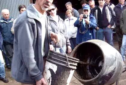 La elaboración de los BMN se completa con minerales y cal, la misma que se usa en construcción, y agua para hacer una buena mezcla de todos los ingredientes (similar a un pastón de albañilería)