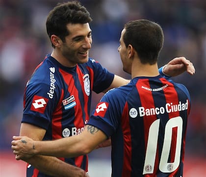Otros tiempos felices en San Lorenzo, con Ignacio Piatti y Leandro Romagnoli compartiendo el equipo; hoy, uno está en juicio con el club y el otro es el DT