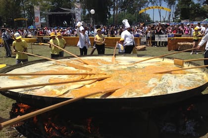 La elaboración del omelette en la sartén gigante