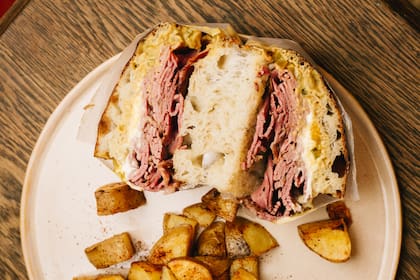 La elaboración del pastrón combina paciencia, precisión técnica y un respeto sagrado por el tiempo.