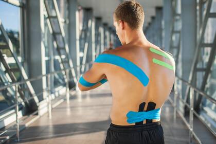 La elasticidad de la cinta kinesiológica permite el movimiento a diferencia de las cintas estándar