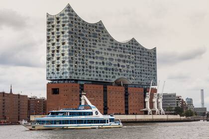 La Elbphilarmonie, emblema de Hamburgo y la filarmónica más espectacular de Europa. La construcción demoró una década y costó 800 millones de euros.