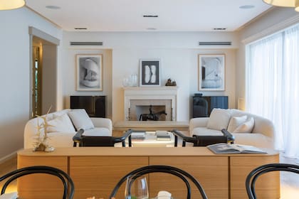 La elección cromática, la sofisticación de lo simple y la prolijidad “de revista” que impera en cada rincón de este departamento de Belgrano hablan por sí solas de la dueña de casa.