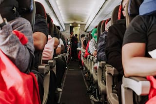 Con qué ropa recomiendan viajar en avión para evitar problemas de circulación