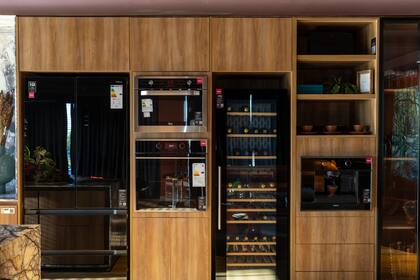 La elección de los electrodomésticos con una misma línea de diseño logra una lectura clara del espacio, en la que el confort y la estética van de la mano.