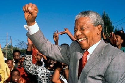Mandela estuvo 27 años preso en las perores condiciones de vida. Cuatro años después de su salida fue elegido presidente de Sudáfrica