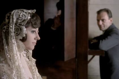 La elección de Stefania Sandrelli como Giulia, la representante de los valores de conformidad de Marcello: familia y religión.