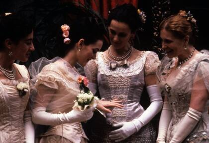 La elección de Winona Ryder como May Welland se confirmó en una fiesta en Los Ángeles en la que Scorsese descubrió que la actriz había leído la novela de Edith Wharton y tenía varias ideas sobre la representación de su universo