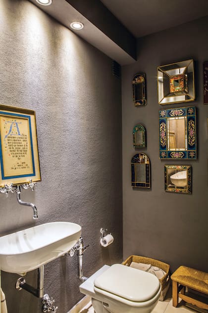 La elección por la composición de espejos llena de carácter un toilette muy reducido en espacio.