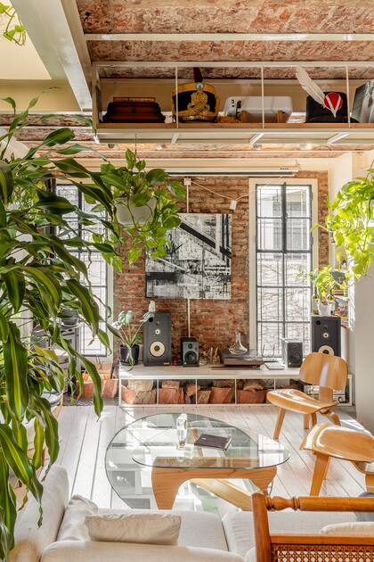 La elección por muebles de corte modernista y una paleta neutra marca el tono en un espacio abierto y luminoso.