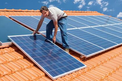 La electricidad que generan los paneles solares se combina con la convencional, si no alcanzan a suplir la demanda del hogar