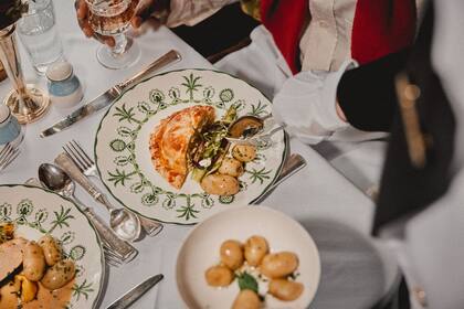La elegancia clásica de este tren se luce especialmente en los servicios de comida.