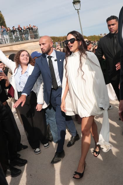 La elegancia de Rosalía para el desfile de Dior quedó contrapuesta al look que la misma cantante eligió para el show de Julie Kegels. Ese día, incluso, se tiñó los vellos de la axila, lo que llamó la atención en las redes