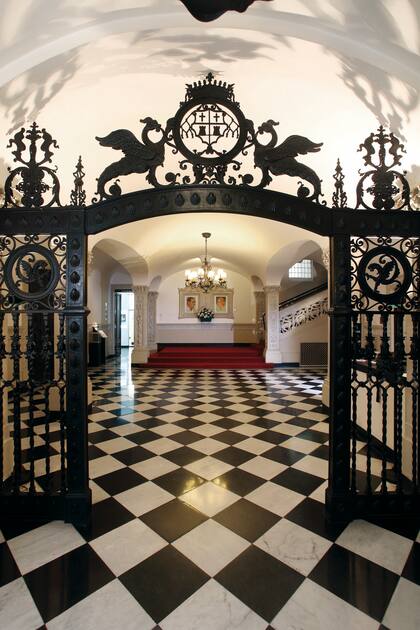 La elegante entrada al museo, por la calle Lafinur 2988. Los pisos y todos los detalles son originales, con un estilo español italiano que le dio el arquitecto Pirovano.