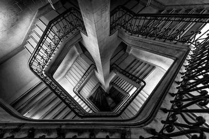 La elegante escalinata en el pabellón central.