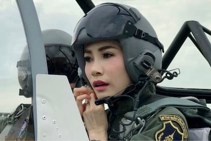 La nueva posible reina y amante oficial elegida por Rama X es piloto del ejército y enfermera